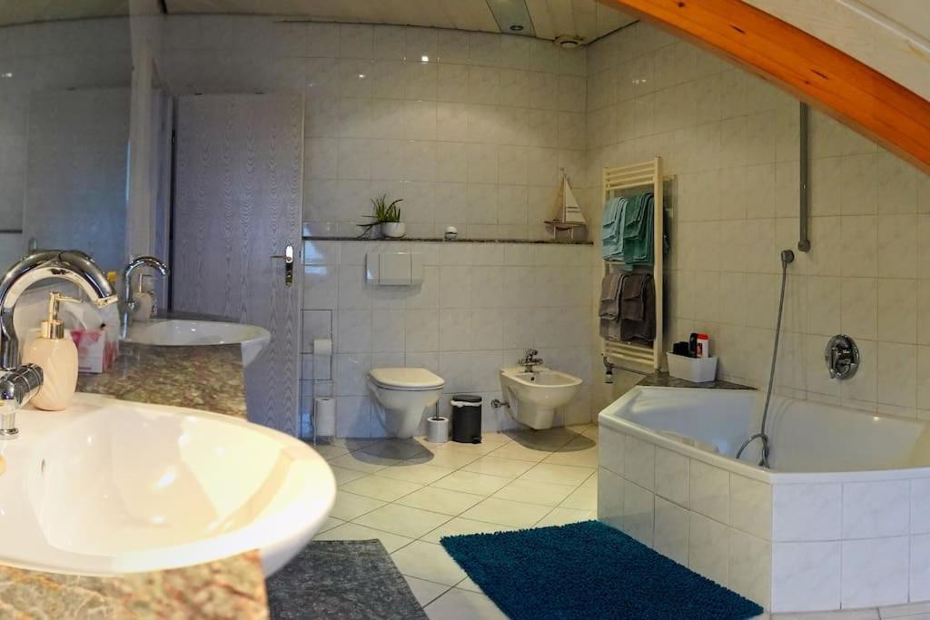 Grosse, Helle Wohnung Fuer Bis Zu 6 Personen Weinheim Exterior photo